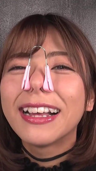 梓美咲は鼻を、彼女の粘液をあなたに与え、フックをつけ、ワックスをつける(鼻)
