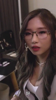 Modelmedia Asia - La sexy reporter con le tette enormi si arrapa nel mezzo di un'intervista