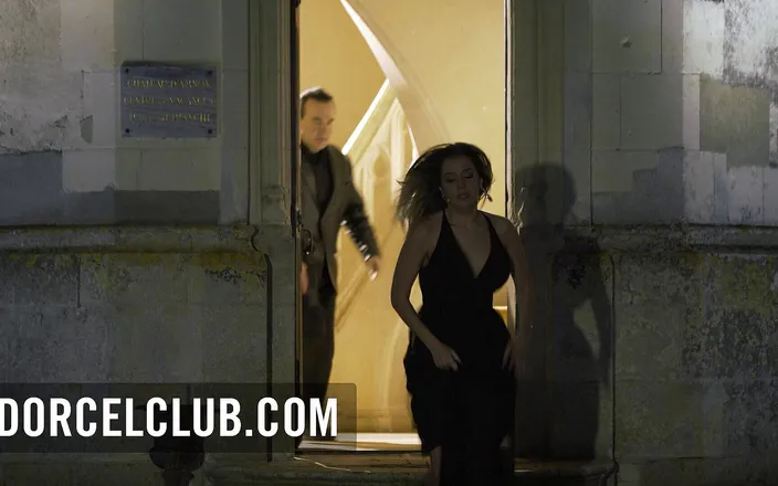 Dorcel Club: बड़े स्तनों वाली चोदने लायक मम्मी 2 पुरुषों को खुद को पेश करती है