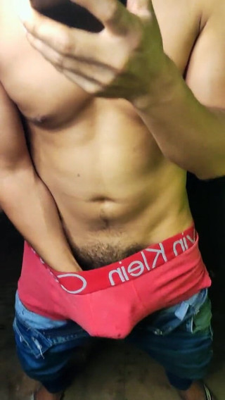 Hornyboy2058: Wysyłam mu zdjęcie pysznego tyłka za pomocą wiadomości, a on...