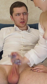 Cowok ini lagi asik seks anal sama cewek hot di sofa sampai dicrot di dalam