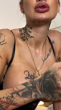 Dominująca wymuszona inseminacja z footjob