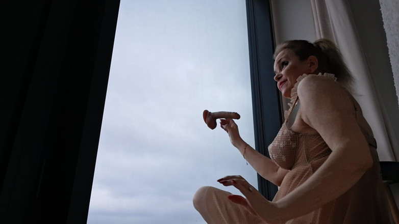 Misses_Jenny: Chơi đồ chơi - dương vật giả trên cửa sổ - thổi kèn