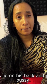 Rondborstige stiefmoeder Leyne Rodriguez betrapt stiefzoon op masturberen en helpt hem klaarkomen.