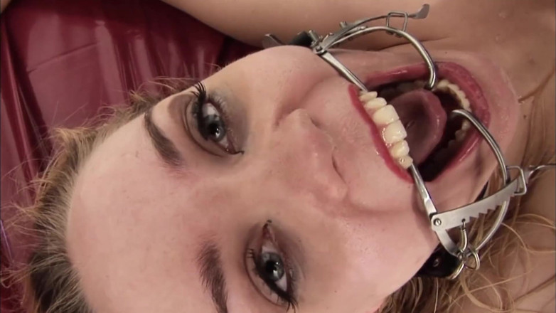Princess Nikki's Dominated Orgasms Club: Una troia bionda viene dominata da una cattiva domina