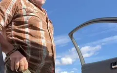 Vrei să vii cu o plimbare cu mașina? sau călărește-mă în mașină?