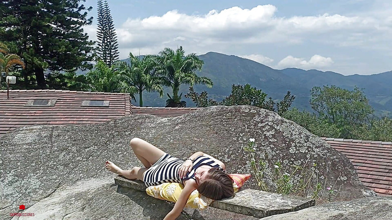 skpro_: 我在小屋的露台上遇到我的继妹，最后我们做爱了