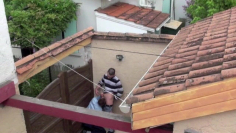 Gaybareback: Il poliziotto succhia il cazzo all'aperto