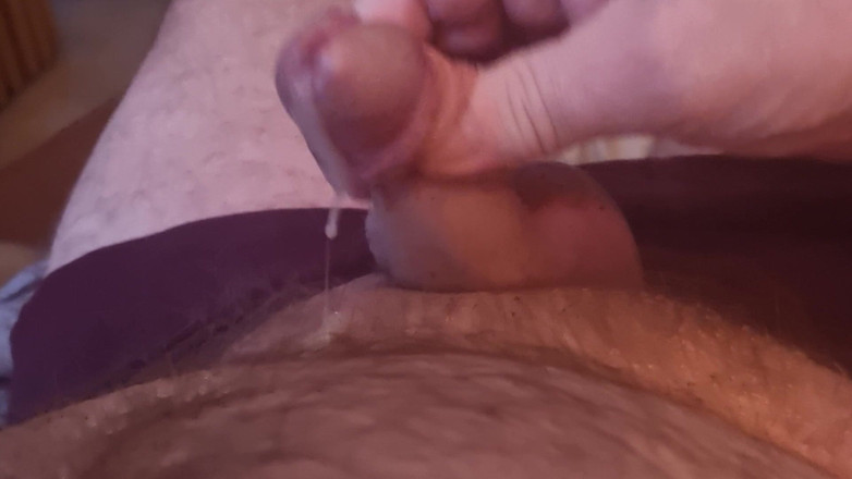 Pellefnatt: A mi amigo le encanta masturbarse la polla mientras me...