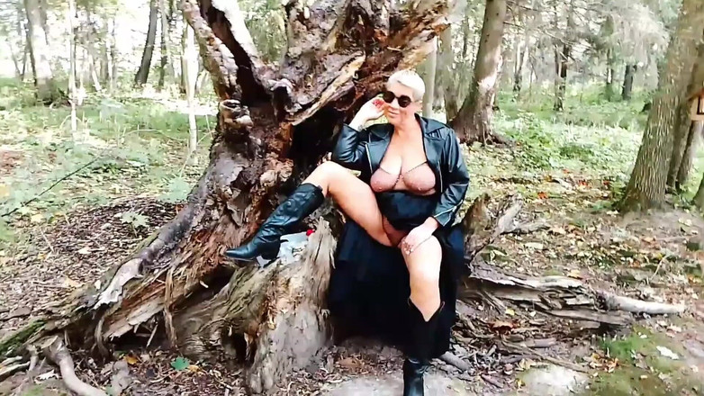 Crazyfamily 1970: Macecha Pisses ve stoje