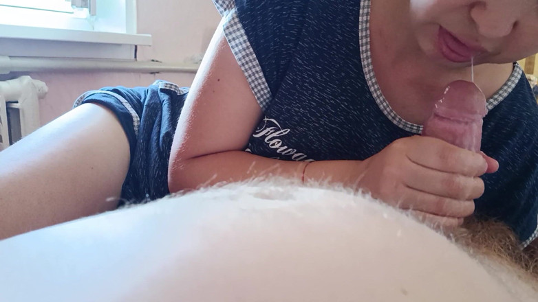OniSoi: Branlette matinale du pénis de son beau-fils, suçant sa belle-mère