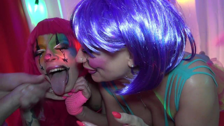 Cock Crazed Clowns: Eva May se întâlnește cu clovnii roz