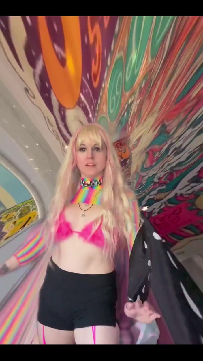 Suzy Wylde: Мамка танцює!