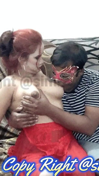 Simran haciendo sexo con juego con sus amigos de la universidad