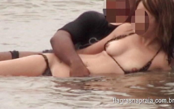 Amateurs videos: 나는 해변에서 흑인 남자에게 감동을 받는 아내를 촬영했다. 불 륜