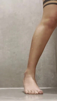 Getatoeëerde milf Tyra toont geoliede tieten en nat poesje