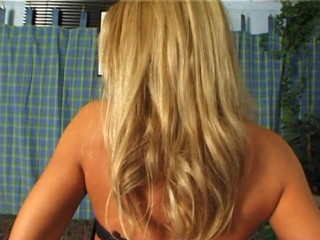 Lucky Wankerz: Une MILF blonde se masturbe en solo