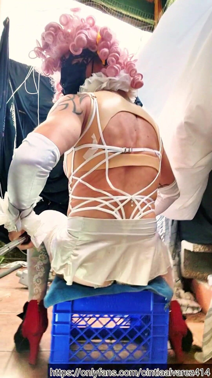 Benito414: Seksi latin tgirl dildosunu sikiyor