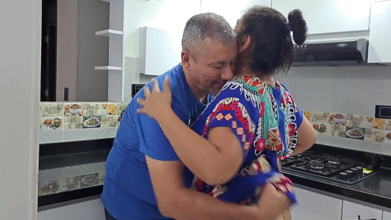 Aly: Aly zuigt de pik van een jongen in de keuken!