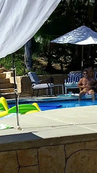 Lexi Bloom seksi üniversiteli kız bağlı ve havuz kenarında sikiliyor ve yüzüne boşaltıyor