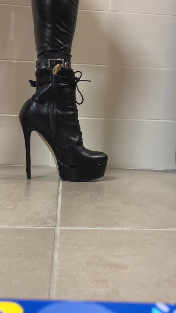 Celiasm: Латексный носок на высоком каблуке