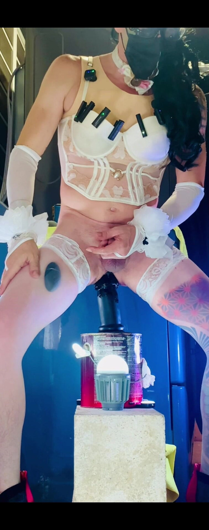 Benito414: Super het tranny benito414 rider en enorm blå dildo