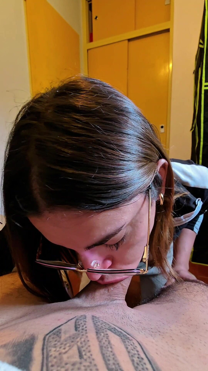 Young big apple: 그가 자위하는 걸 잡아서 도와줘