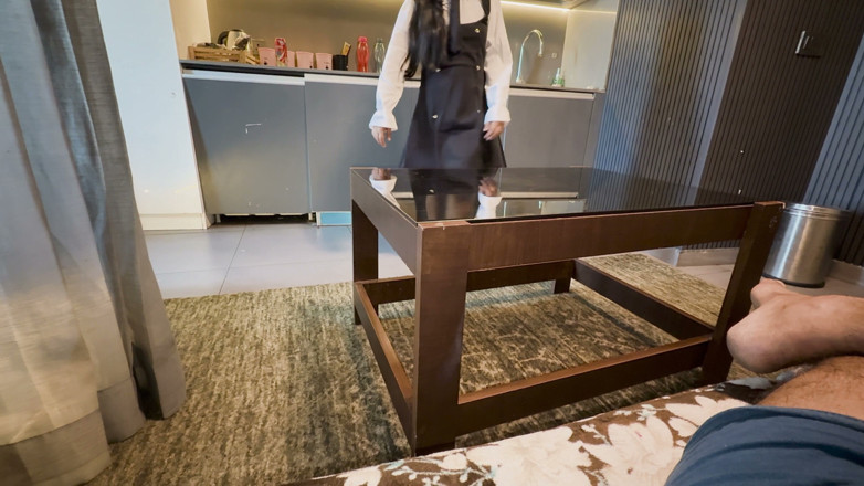 UrbanDesix: Empregada de hotel cliente para um serviço extra de quem...