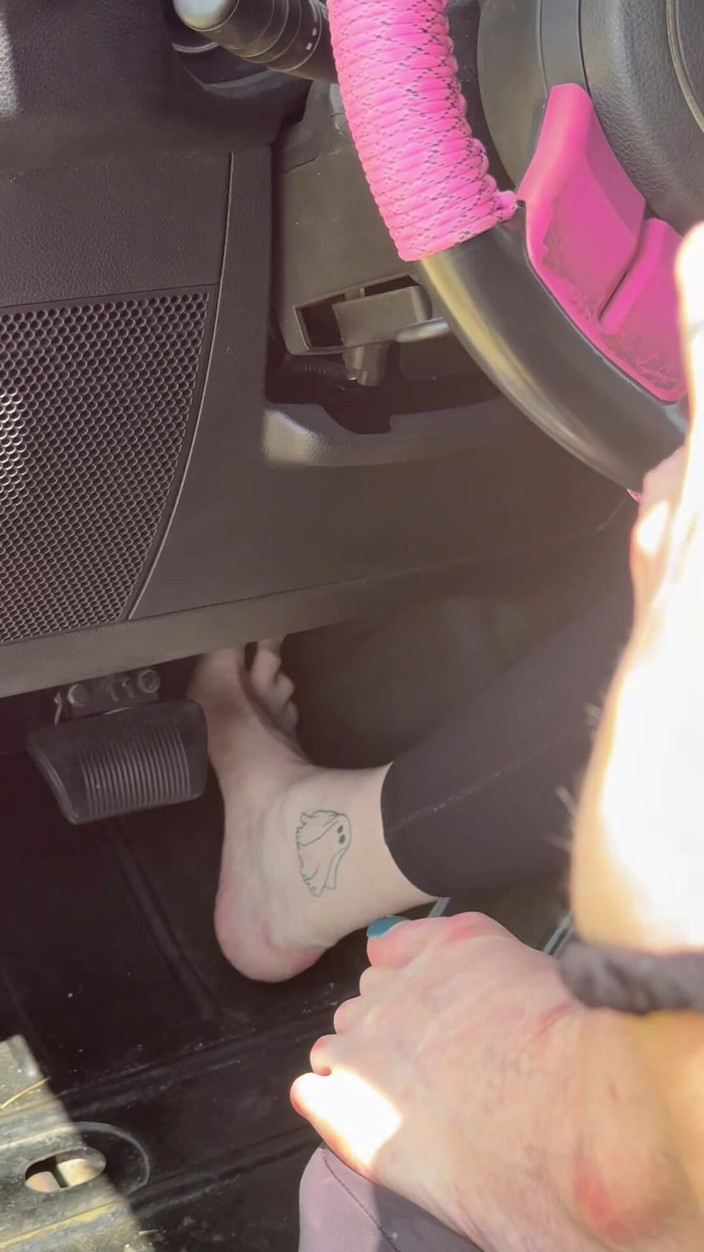 Peppermint Giantess: Pedálová pumpa velikost 16 nohou v jeep podpatcích a bosý