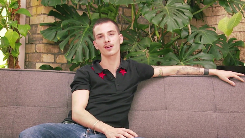 Macho Guys: Tesão e solitário garoto gay se masturbando para você na...