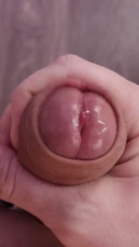 Femboy in Einem Kuh-bikini Spritzt Milch Aus Seinem Penis Auf Seine Brust
