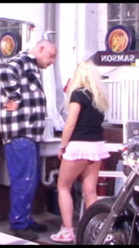 Motociclista cu motocicleta reparată și plătește un mecanic cu un futai sexy