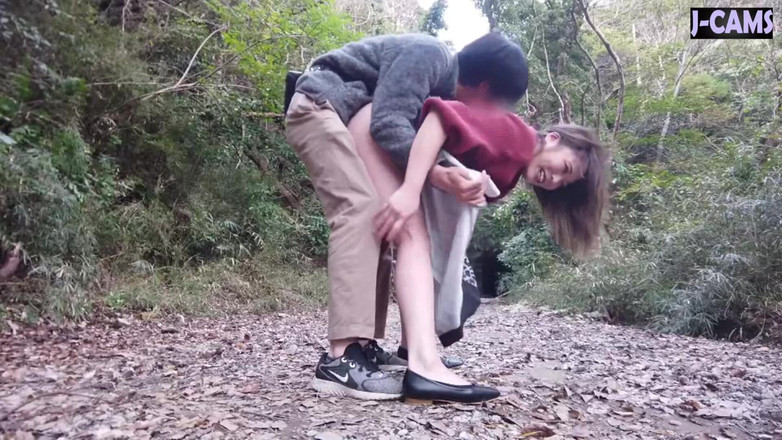 J-Cams: Doamnă veselă de la birou cu buze lucioase se apleacă...