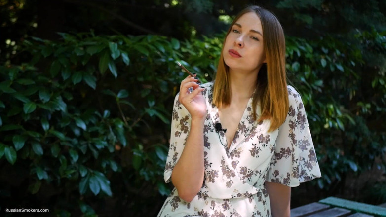 Russian Smokers: Evgeniya fumează o țigară puternică