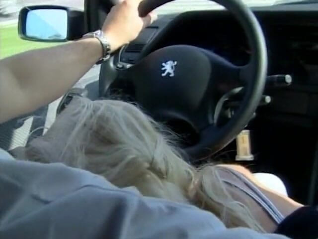 European Classics: Si blonde dan lelakinya berseronok di dalam kereta