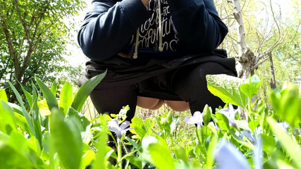 Elena: Prachtige pisgodin in stadspark