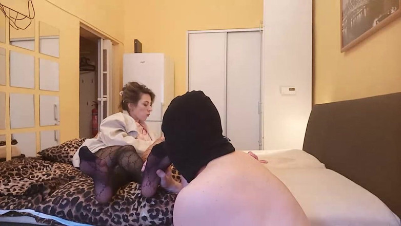 Czech Ladies: Anh ấy ngửi và mát xa đôi chân đầy mồ hôi của tôi...