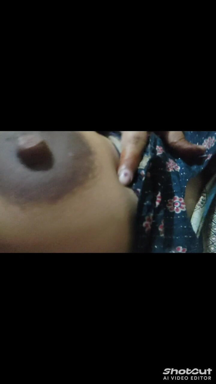 Dr_doom21: Le tette lattiginose di bhabhi ji, la figa indiana di...