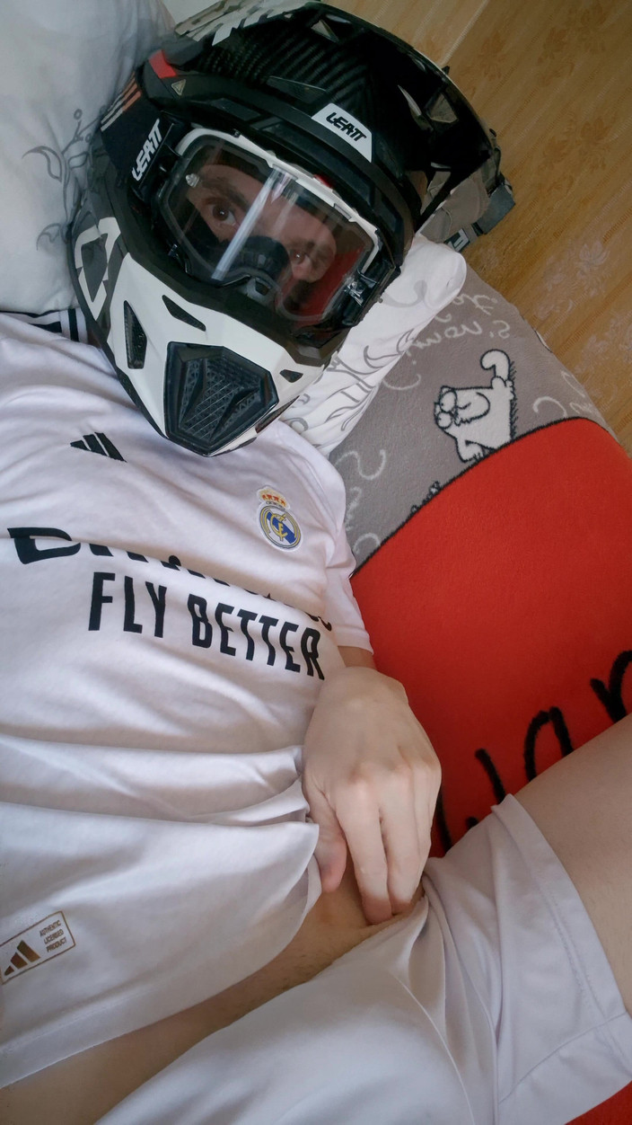 Sneakersmax98: Lelaki Itu Memakai Pakaian Seragam Bola Sepak Dan Mxhelmet Dengan...