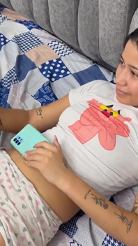 Îmi trag sora vitregă în camera mea în timp ce suntem singuri acasă