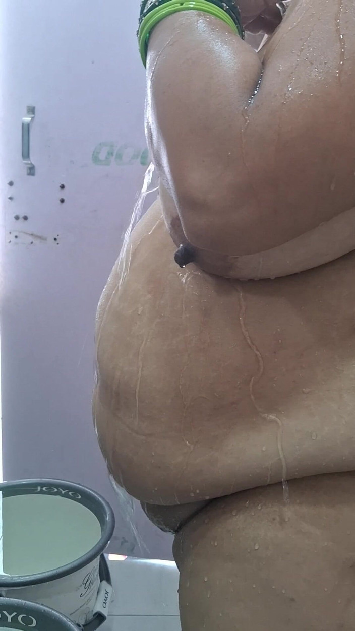 Catchybusty: Desi Chubby 23-letnia dziewczyna potrzebuje prysznica, ale Hardcore