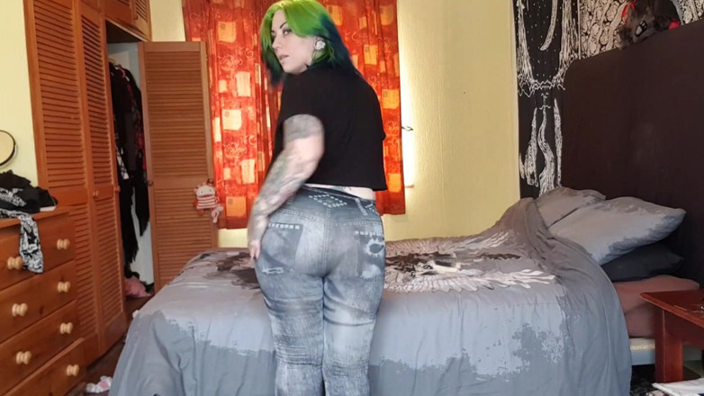 Tattooed Milfy Mama: PAWG แต่งขาในเลกกิ้งแล้วแตกคาหี
