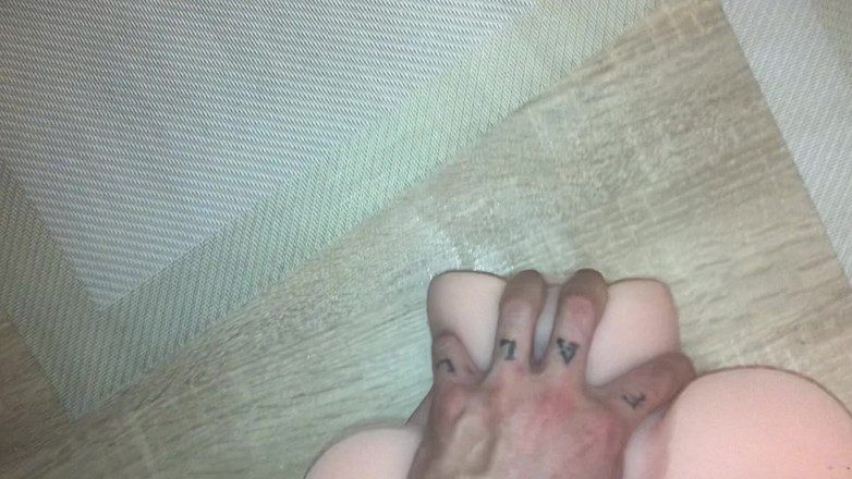 Big Dick tItan: Il baise une fausse chatte et jouit fort