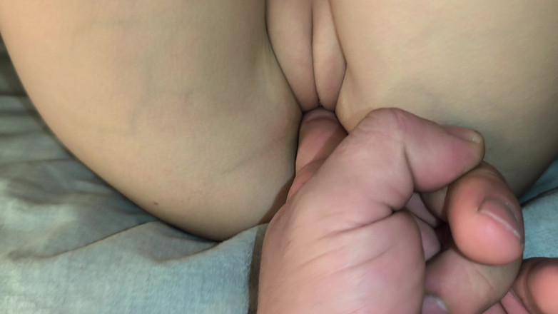 Blondasexy00: Nevlastní bratr mě tvrdě šuká svým prstem. Masturbuje moji těsnou kundičku...