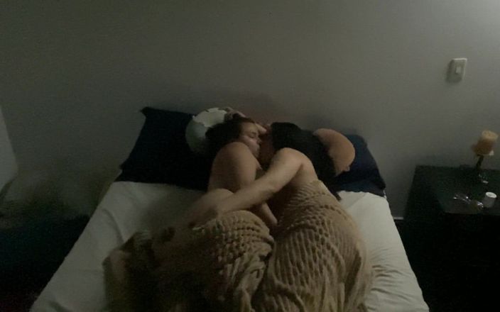Zoe &amp; Melissa: Лесбійський секс в місіонерській позі перед сном