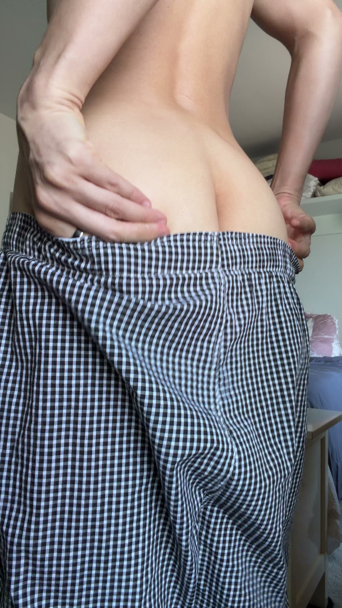 Ms_Emmy_Lynn: Topless en tus pantalones de PJ mostrando mi coño