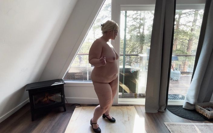 Alice Stone: Tirando a prostituta mostra suas curvas em frente da janela...