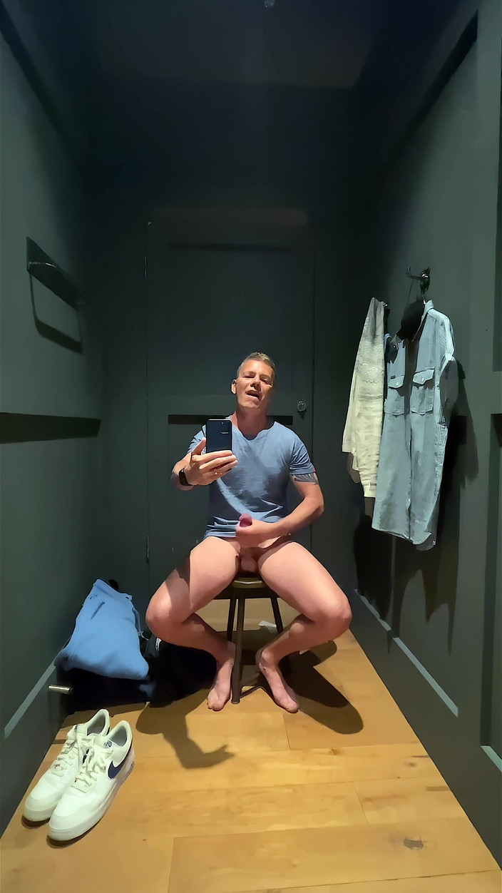 NakedFoxx: Riskli soyunma odası mastürbasyonu: bir sonraki kübik adam boşaldığını duyuyor -...