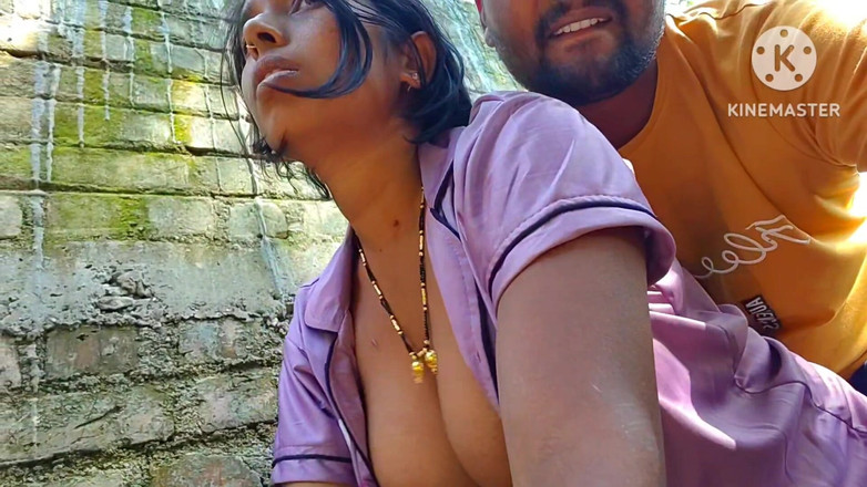 Premi pooja: Neznámý muž, a sexy Bhabhi venku, venku se baví