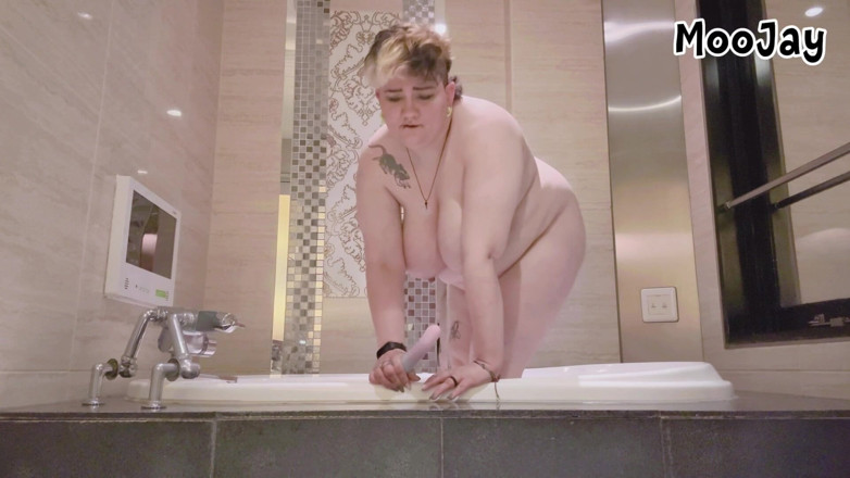 Moo Jay: Fucking My Fat Hairy Pussy on the Bed and in...